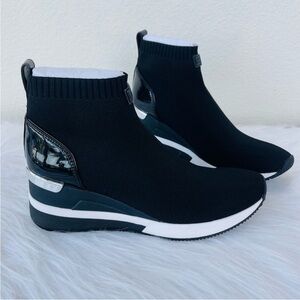 New! Michael Kors
Skyler High-Top Black Patent Leather Boots Women’s Size 7.5